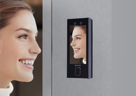 Reconocimiento facial Hikvision en una entrada