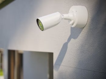 Ajax BulletCam instalada en una fachada