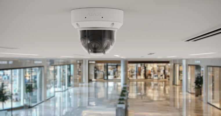 Ajax DomeCam HL varifocal instalada en exterior